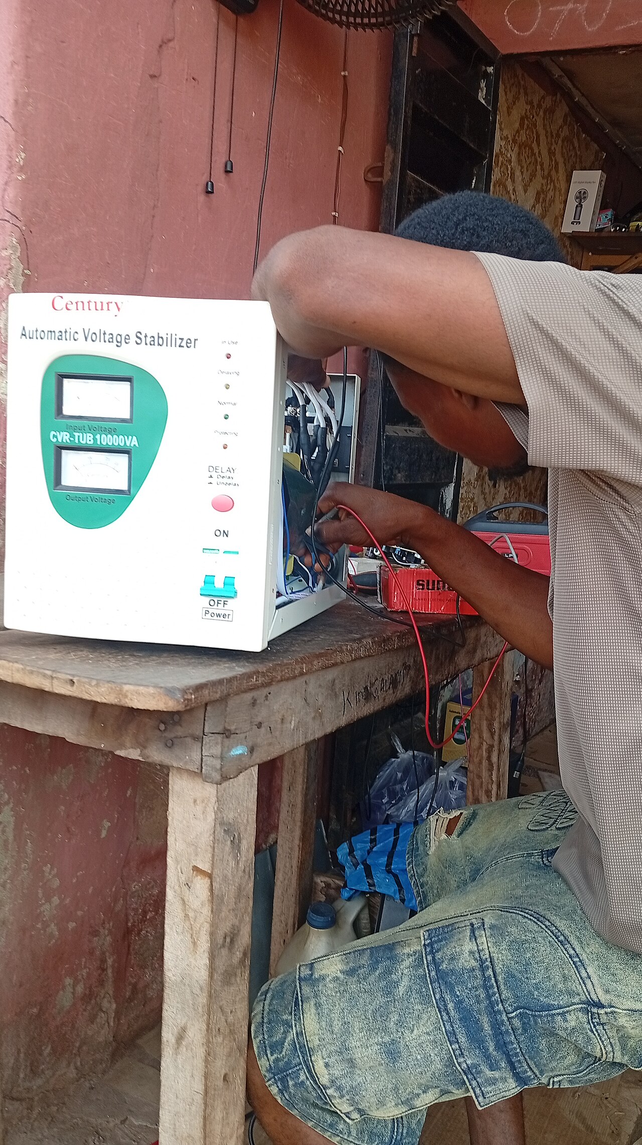 Técnico reparando electrodoméstico